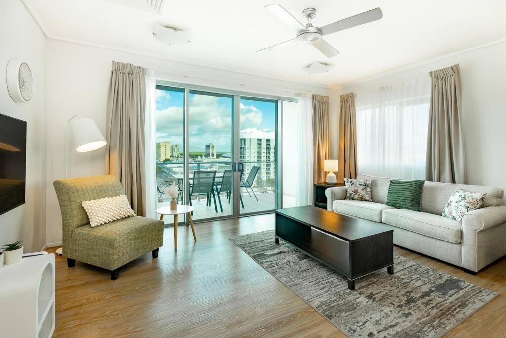 Apartment & Ocean View, 1 Bedroom Sleeps 4 Spacious *