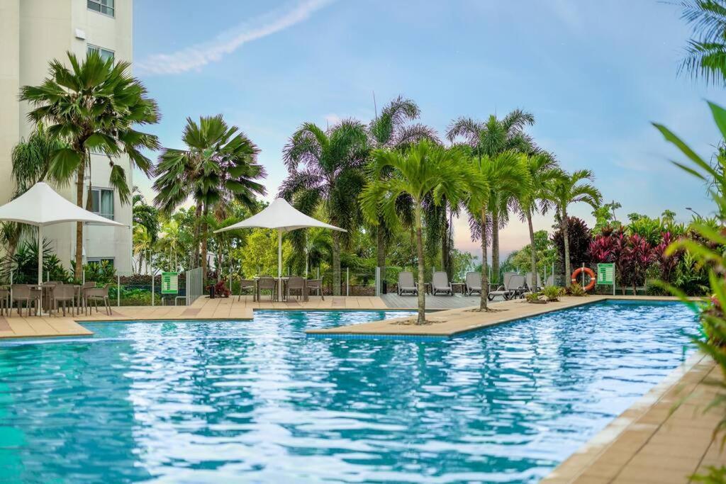 & Ocean View, 1 Bedroom Sleeps 4 Spacious Cairns