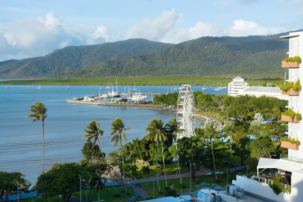 & Ocean View, 1 Bedroom Sleeps 4 Spacious *