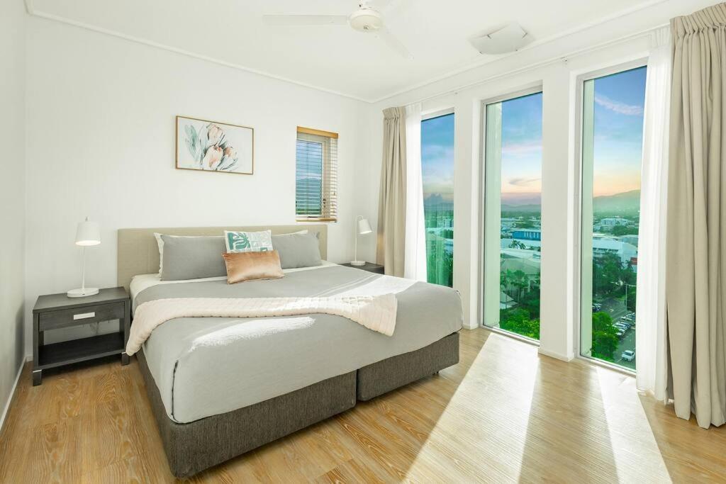 & Ocean View, 1 Bedroom Sleeps 4 Spacious Cairns
