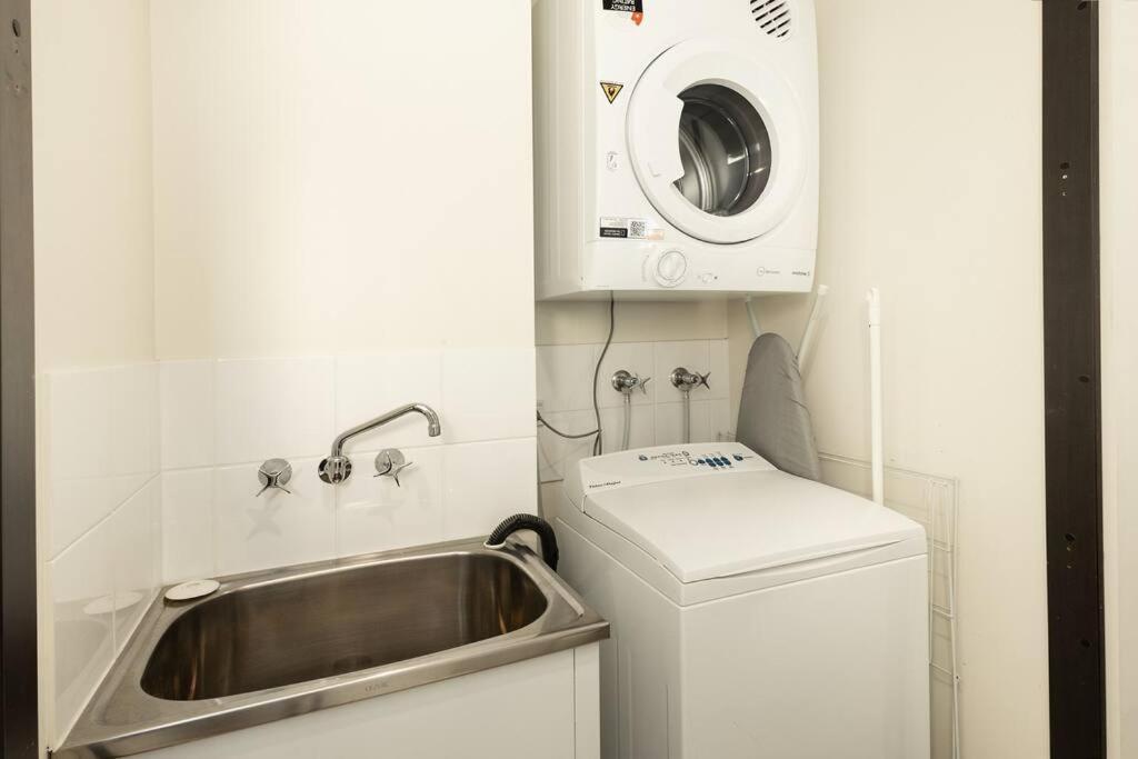 Apartment & Ocean View, 1 Bedroom Sleeps 4 Spacious Cairns
