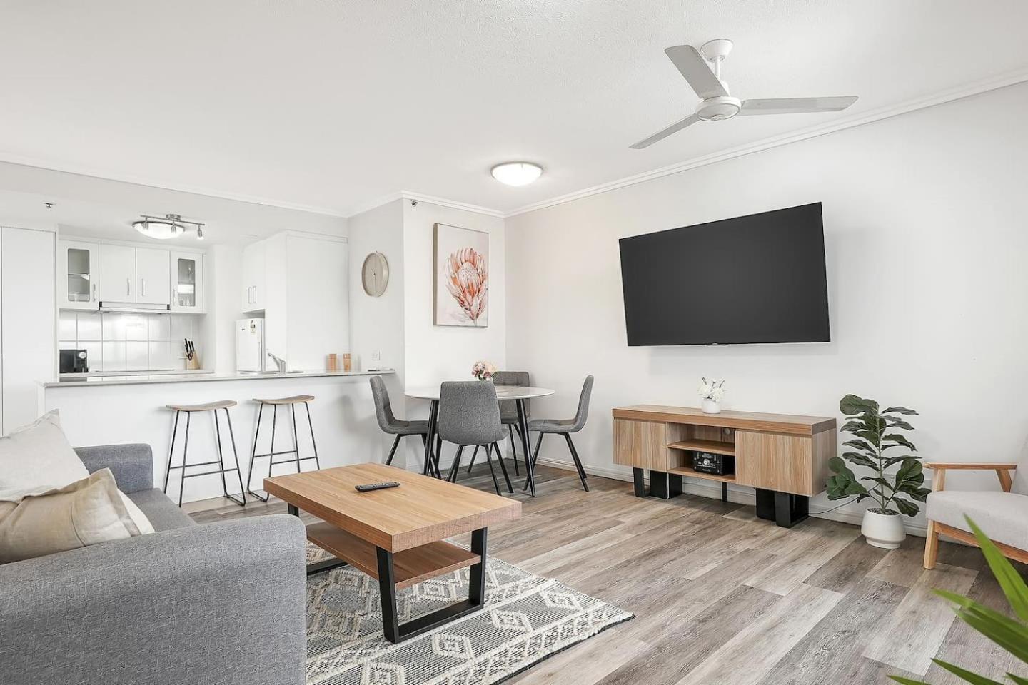 'aqua Vista' Chic Seaside Vibes With Rooftop Pool Cairns