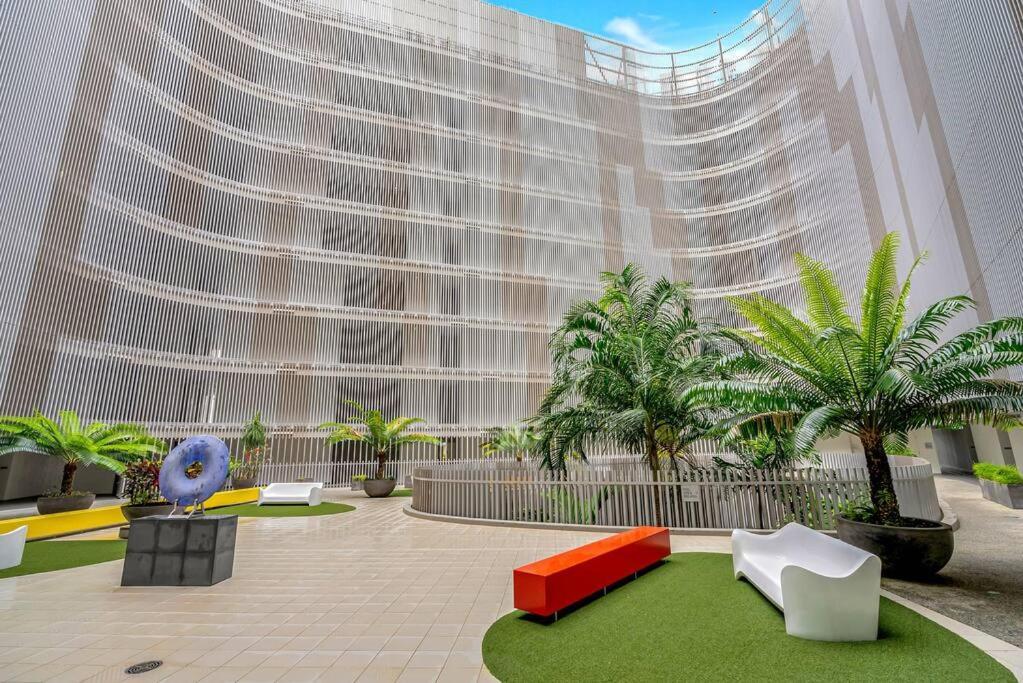 Living At Harbour Lights On The Waterfront * Cairns