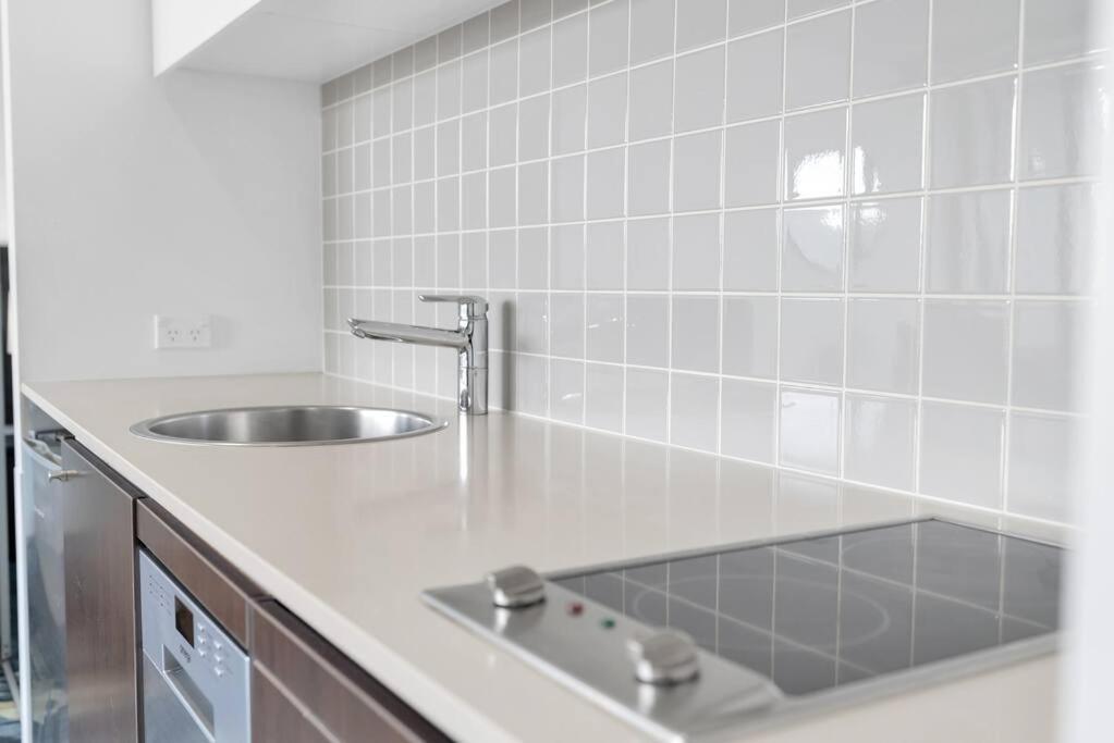 Living At Harbour Lights On The Waterfront * Cairns