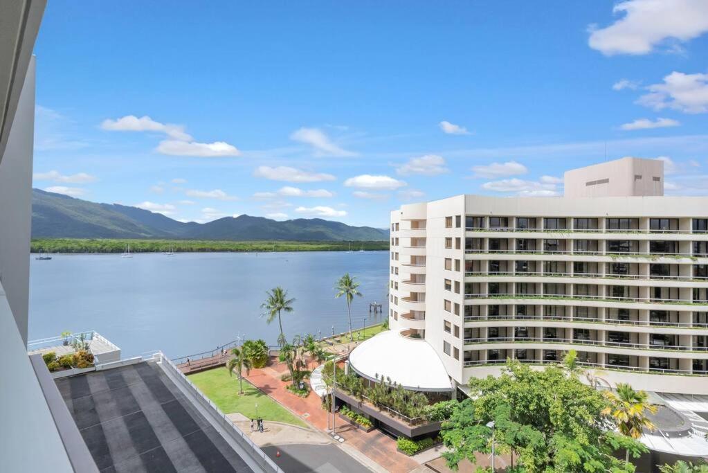 Living At Harbour Lights On The Waterfront * Cairns