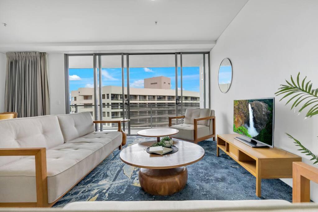 Living At Harbour Lights On The Waterfront * Cairns