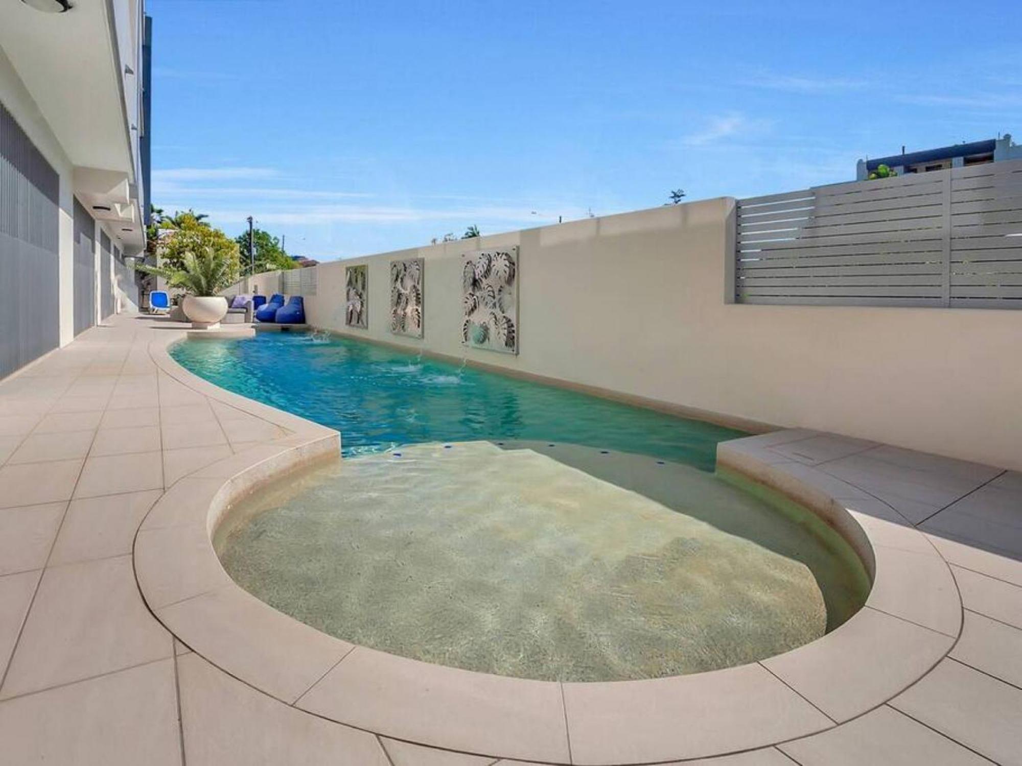 North 4-bed With Outdoor Dining & Pool
