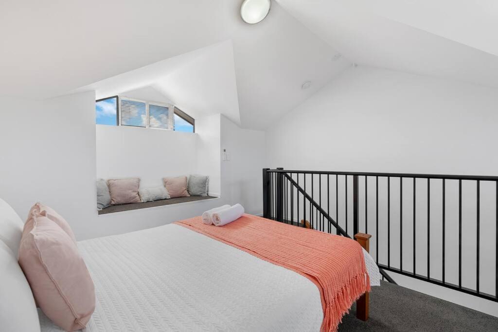 The Loft - Trendy Coastal Charm With Pool Apartment