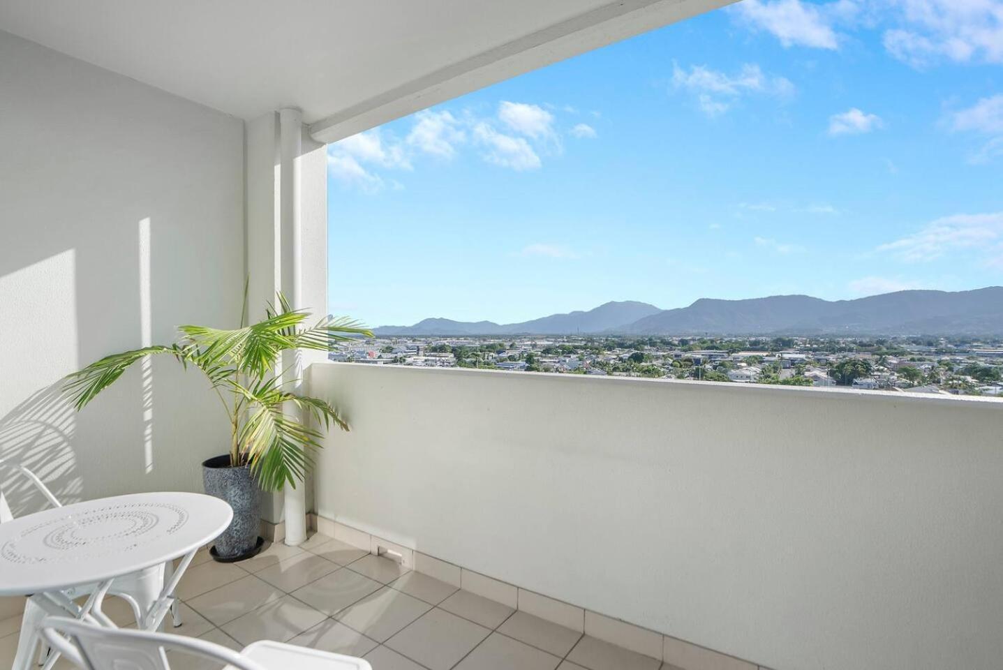 'mcleod Corner' Resort-style Adjacent Apartment