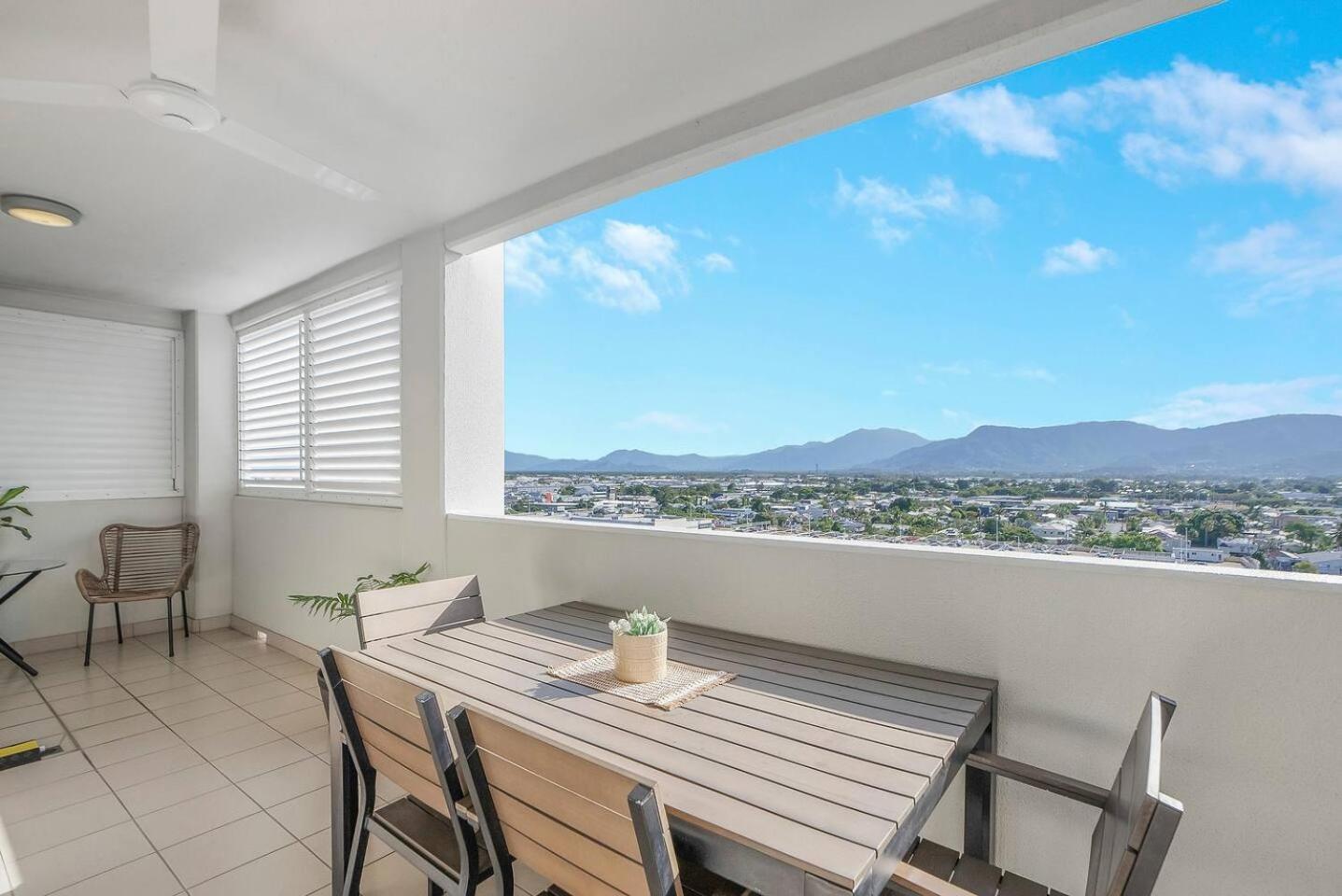 'mcleod Corner' Resort-style Adjacent Apartment