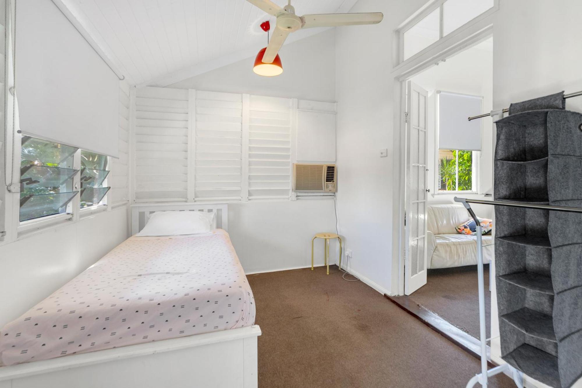 6 Bedroom 3 Bathroom Cairns