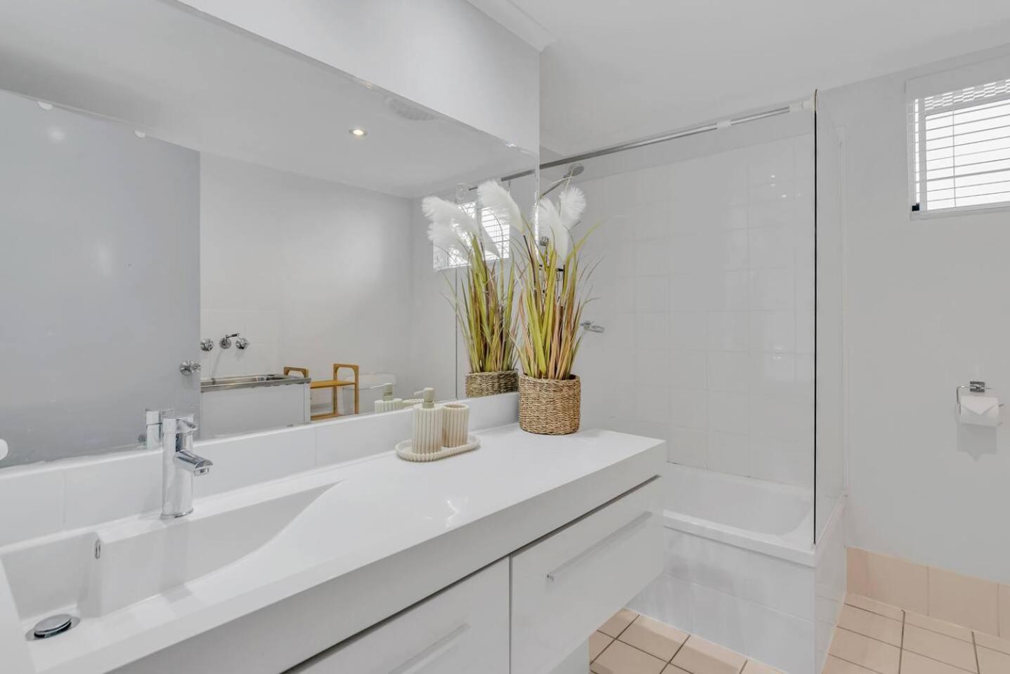 Apartamento Leafy Solace - A Contemporary Hideaway Cairns