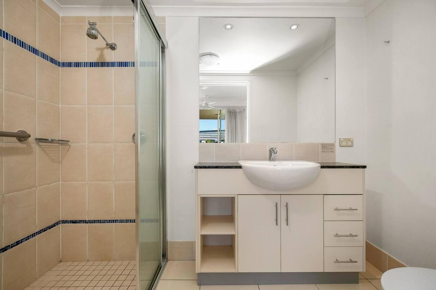 Modern Rooftop Pool Retreat In Centre Of Town Cairns