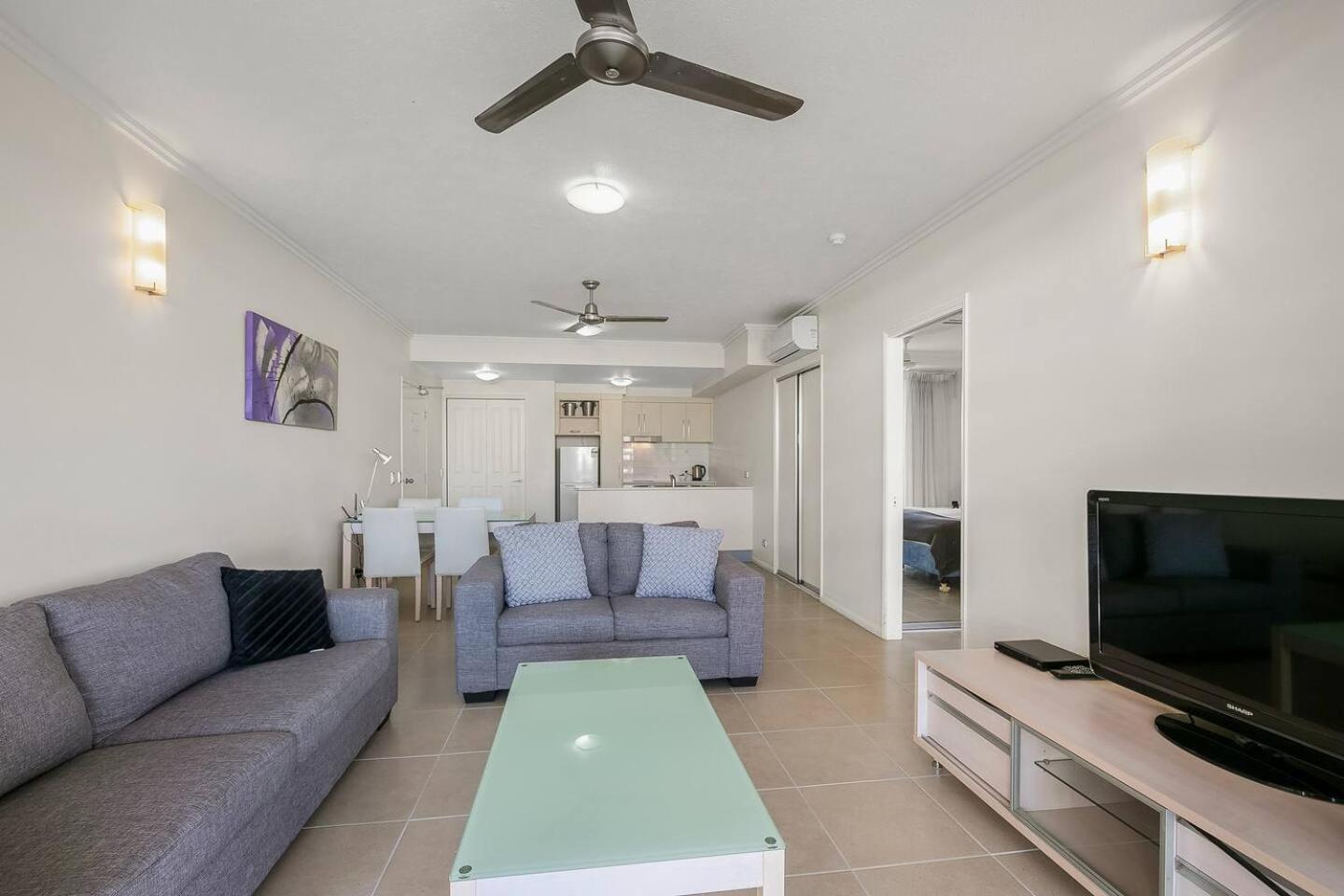Modern Rooftop Pool Retreat In Centre Of Town Cairns