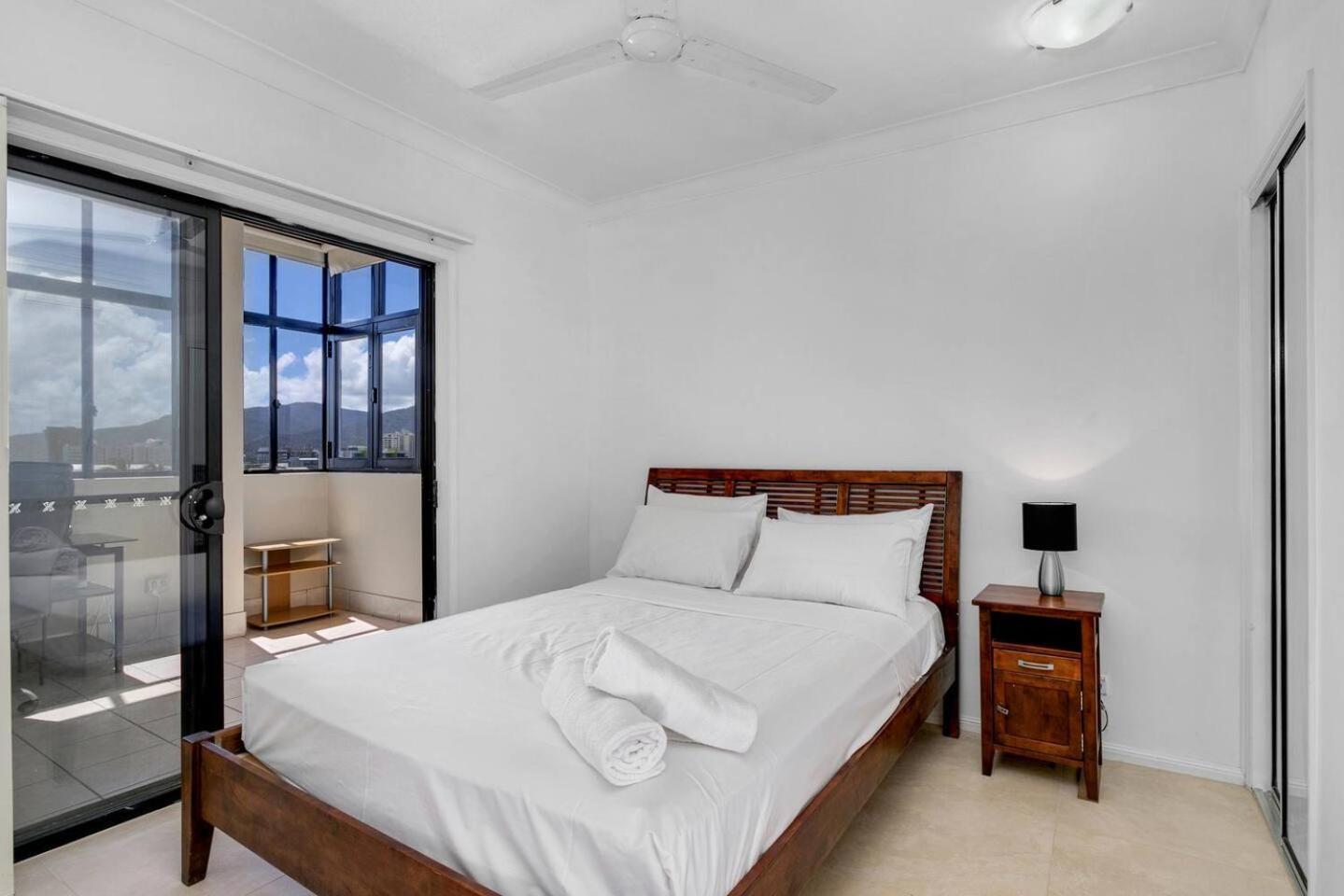 Poolside Panoramic Breeze With Soaring Views Apartment Cairns