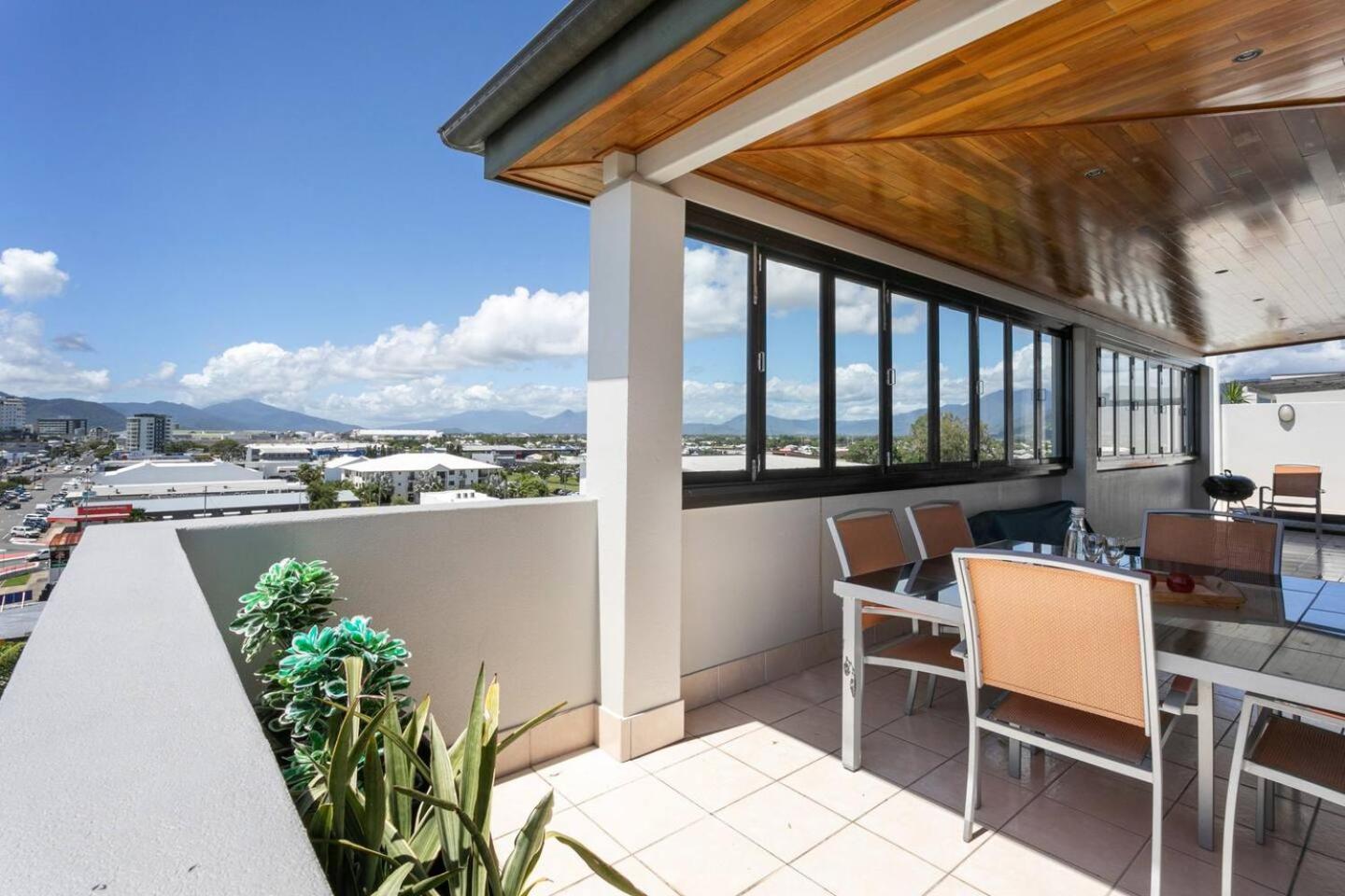 Poolside Panoramic Breeze With Soaring Views Apartment *