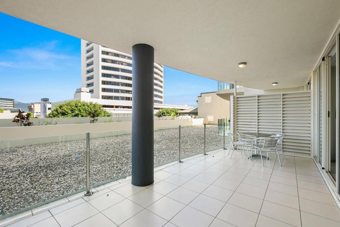 Modern Rooftop Pool Retreat In Centre Of Town Apartment