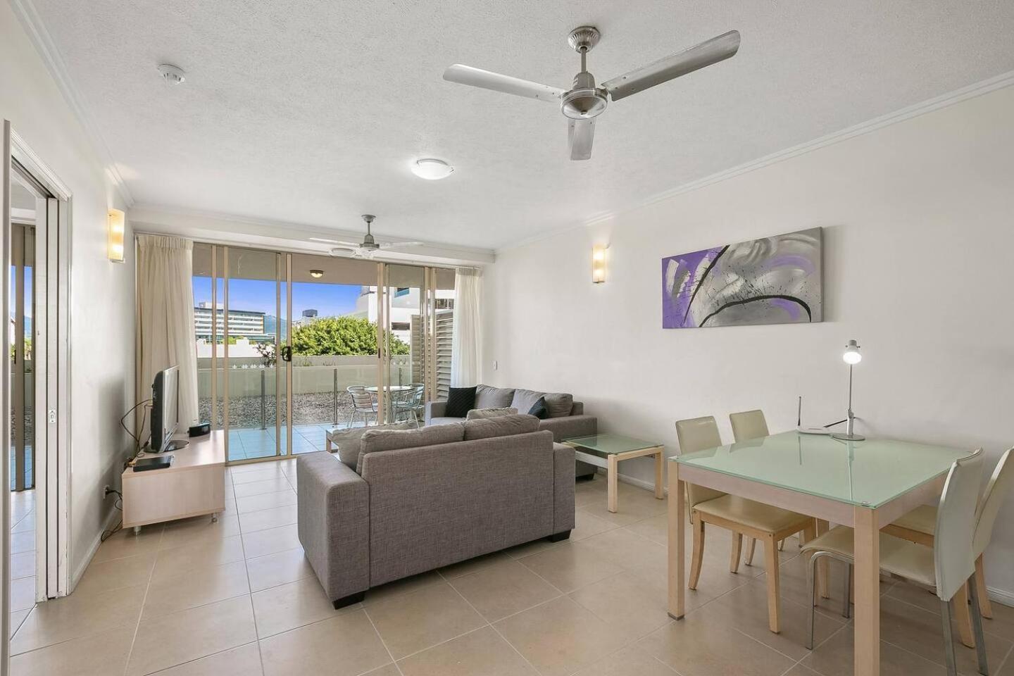 Apartment Modern Rooftop Pool Retreat In Centre Of Town