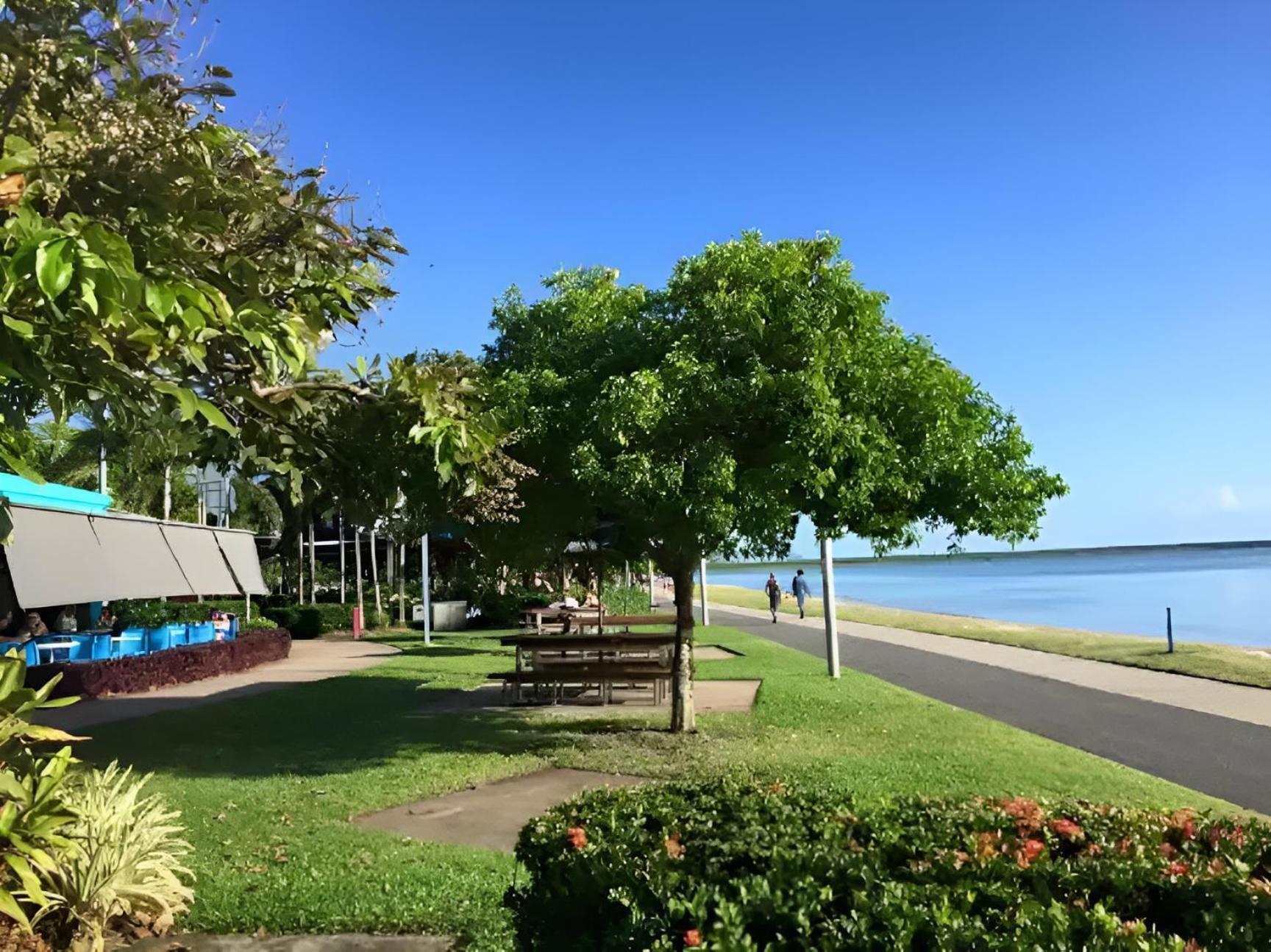 3 Bedroom 2 Bathroom, 5 Minute Walk To Esplanade Apartment