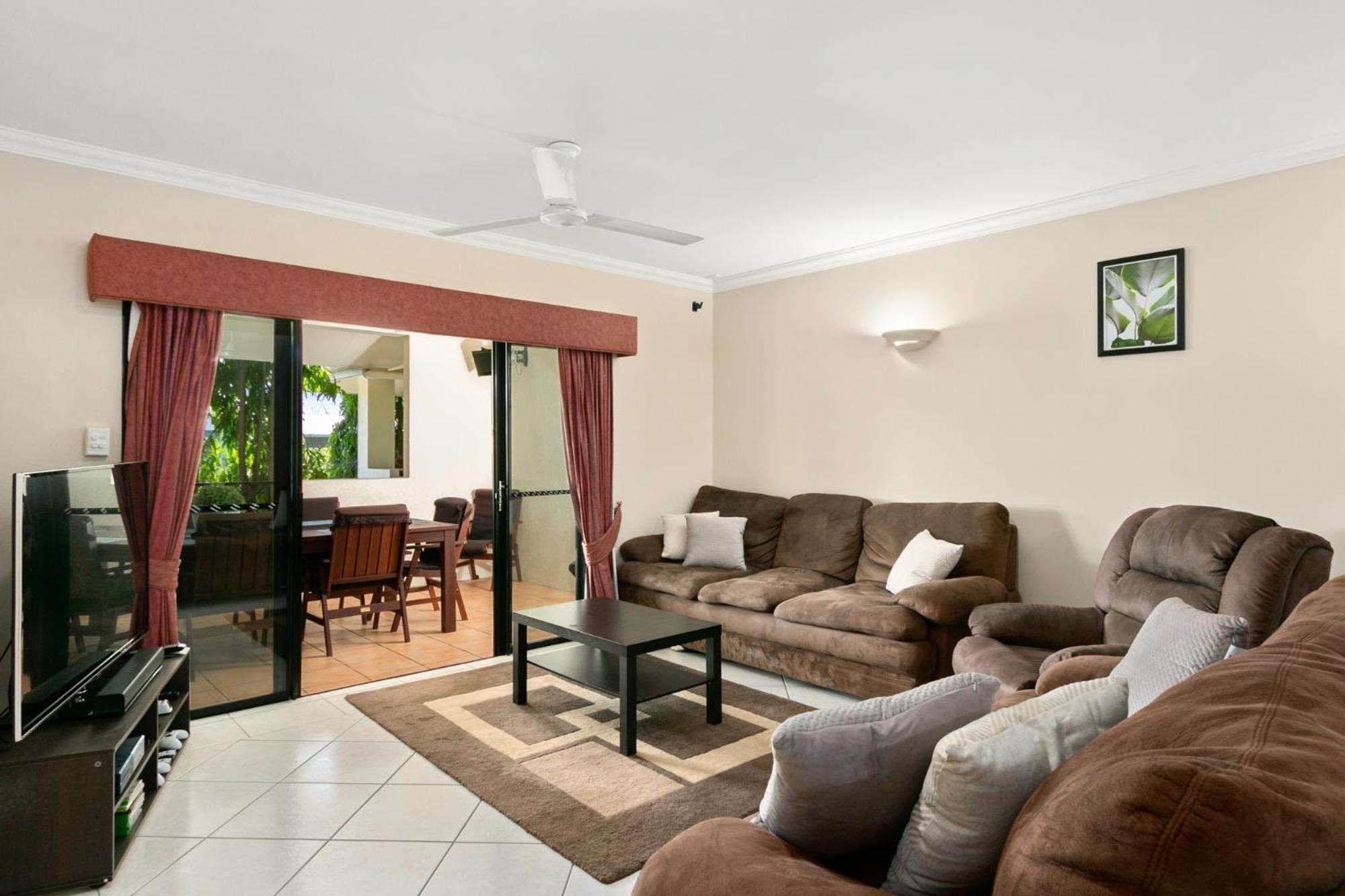 Apartment 3 Bedroom 2 Bathroom, 5 Minute Walk To Esplanade *