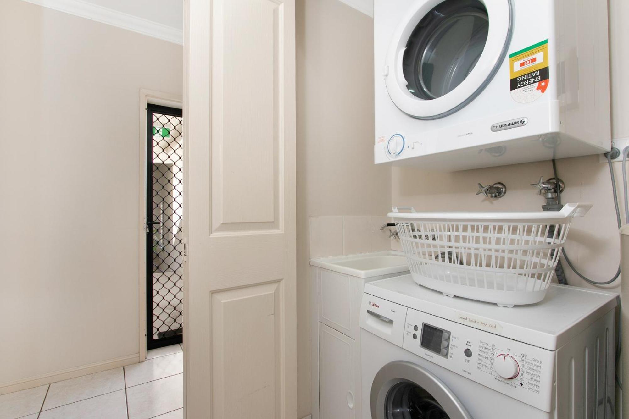 3 Bedroom 2 Bathroom, 5 Minute Walk To Esplanade Apartment *