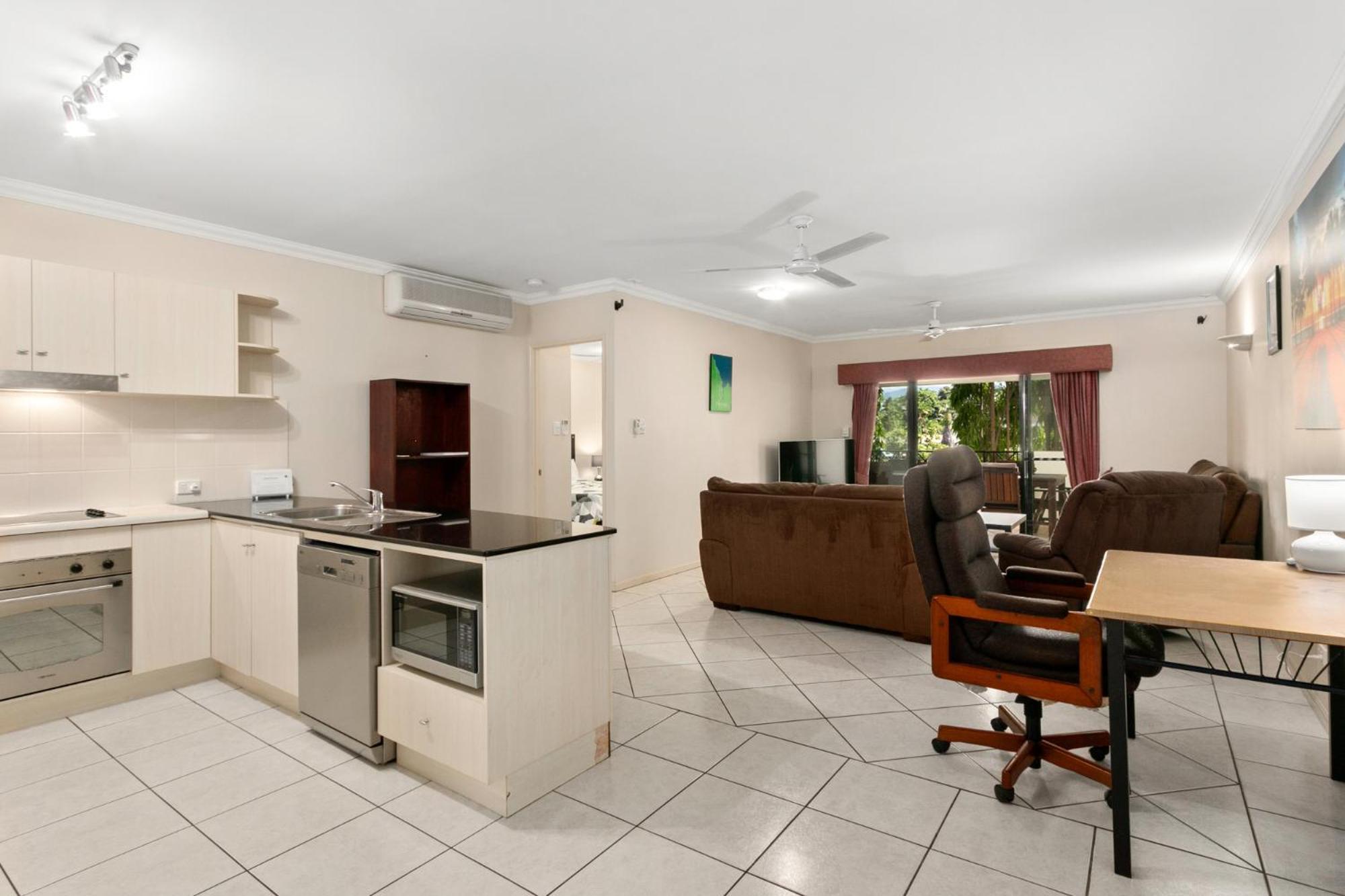 3 Bedroom 2 Bathroom, 5 Minute Walk To Esplanade *