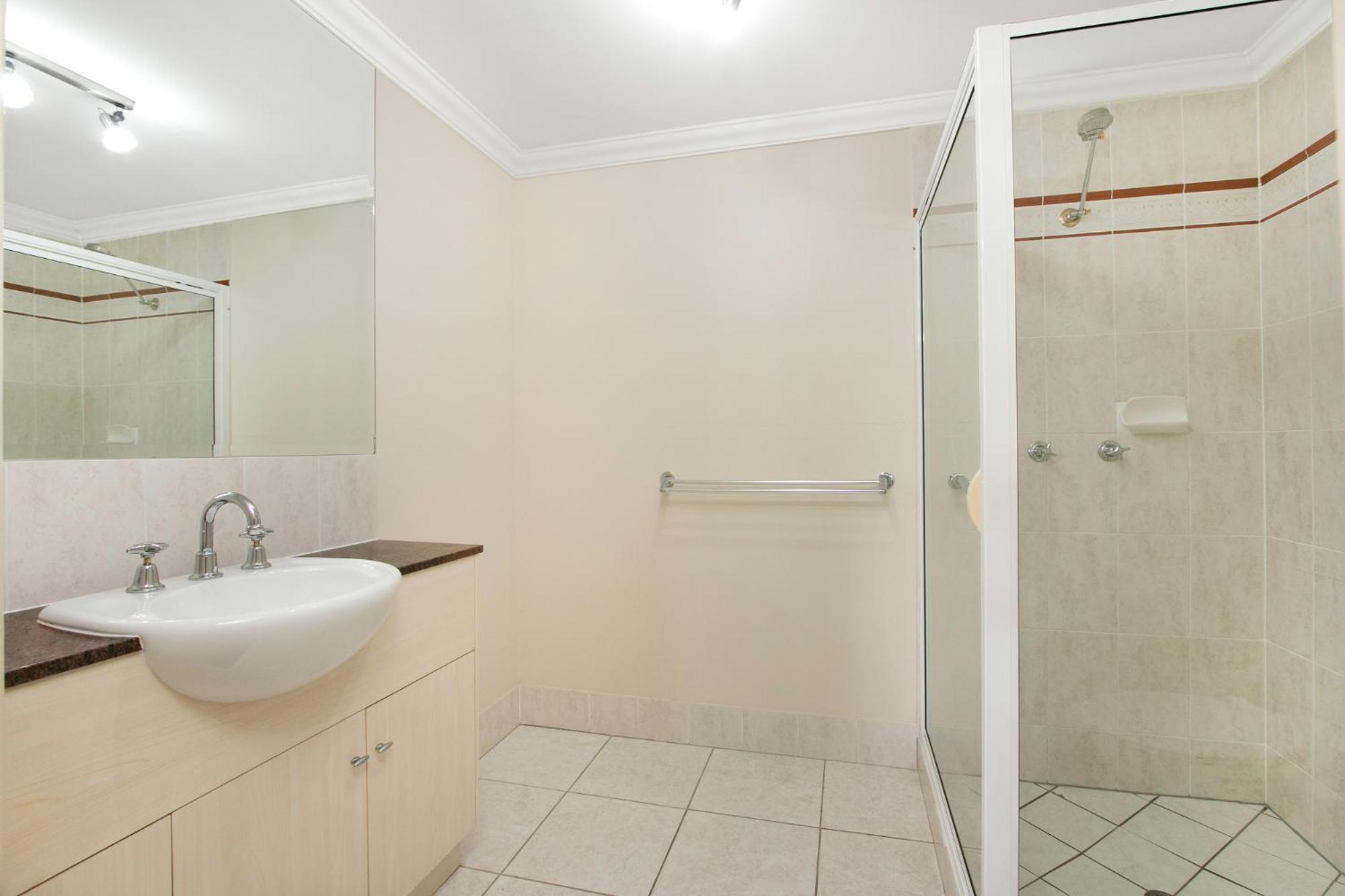 3 Bedroom 2 Bathroom, 5 Minute Walk To Esplanade Cairns