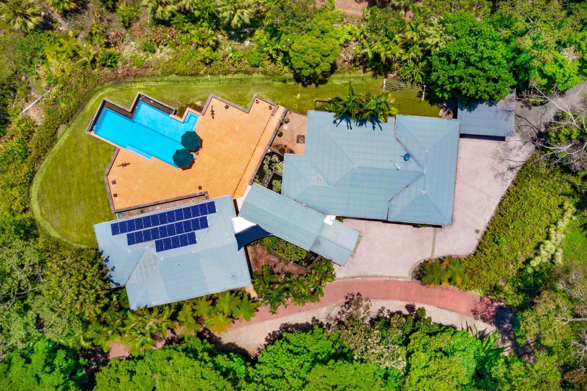 Villa Barong Luxury Overlooking Unrivalled Privacy And Location Search Barongcairns Cairns