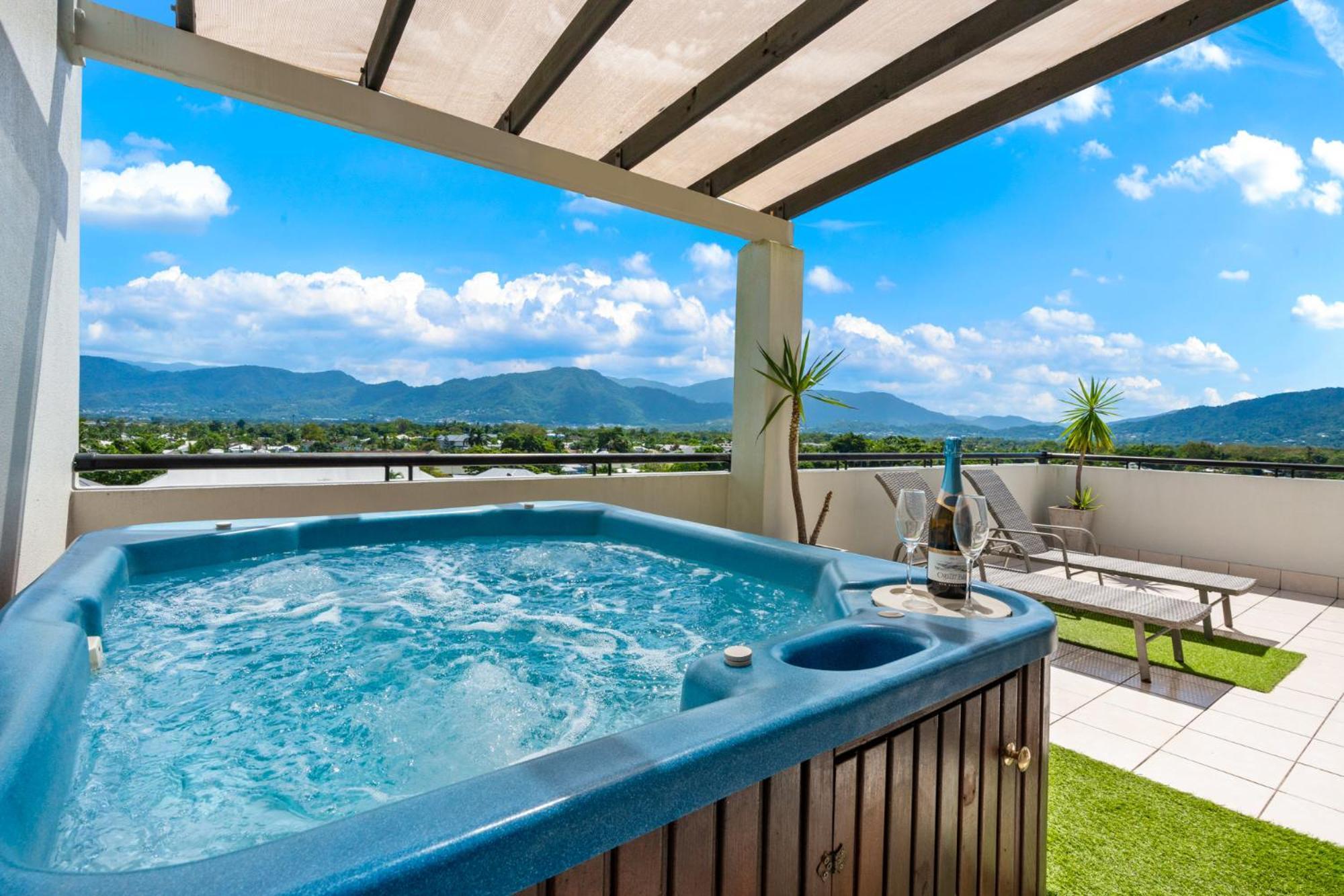 Penthouse - Private Rooftop Outdoor Gym, & Tv Area With Sunset & Mountain Views * Cairns