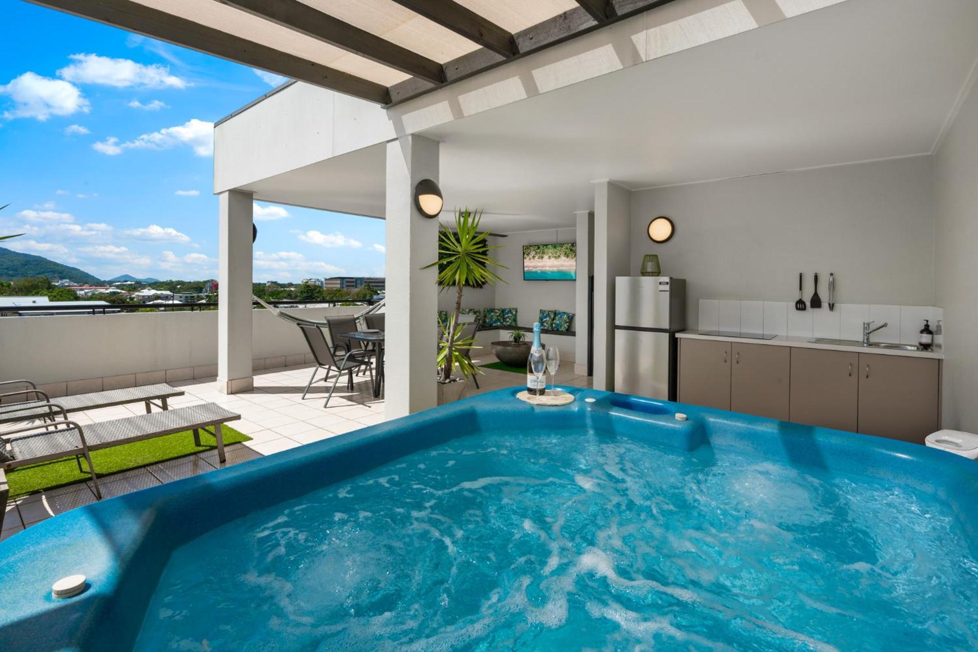 Apartment Penthouse - Private Rooftop Outdoor Gym, & Tv Area With Sunset & Mountain Views
