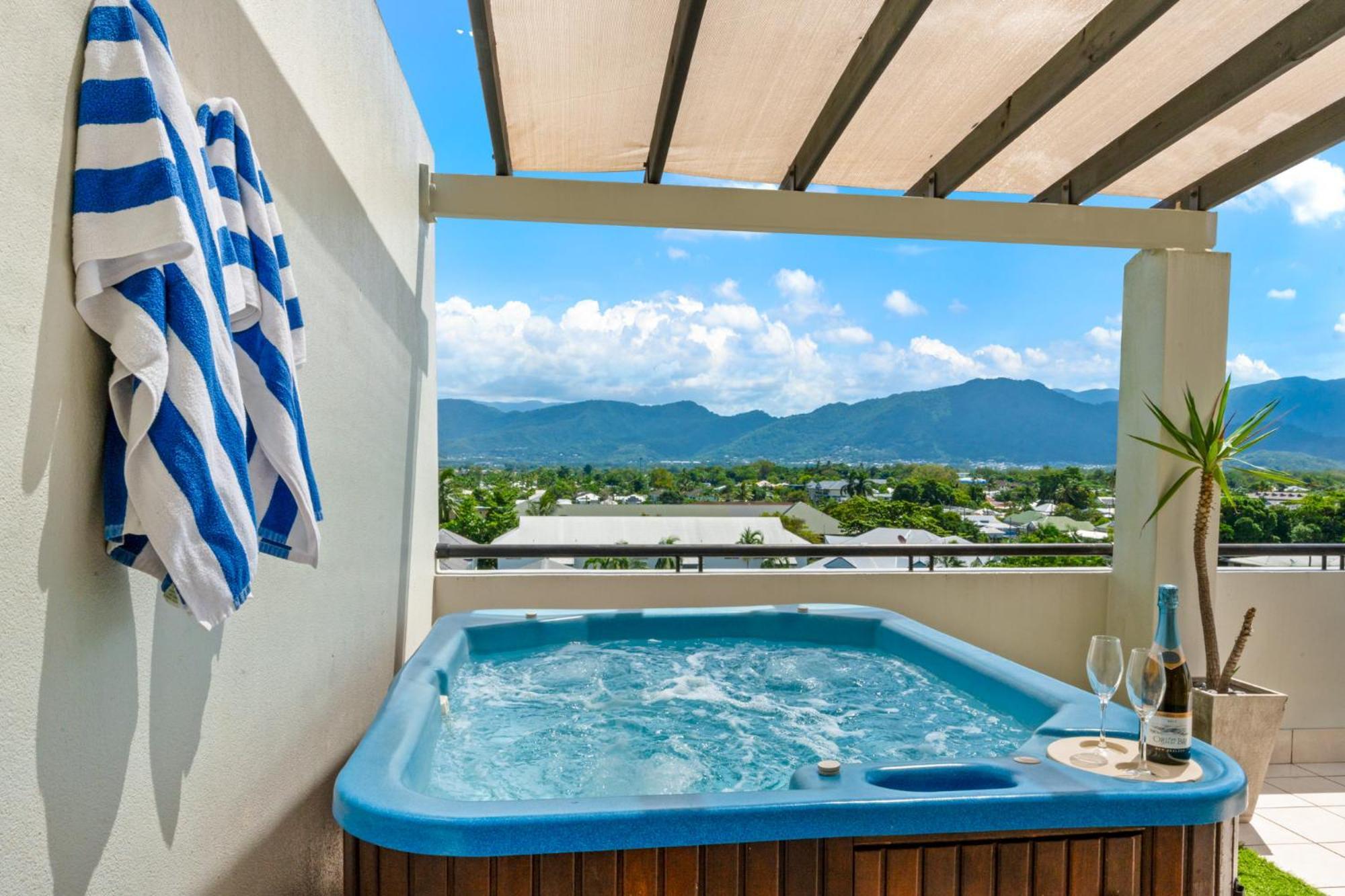 Apartment Penthouse - Private Rooftop Outdoor Gym, & Tv Area With Sunset & Mountain Views *