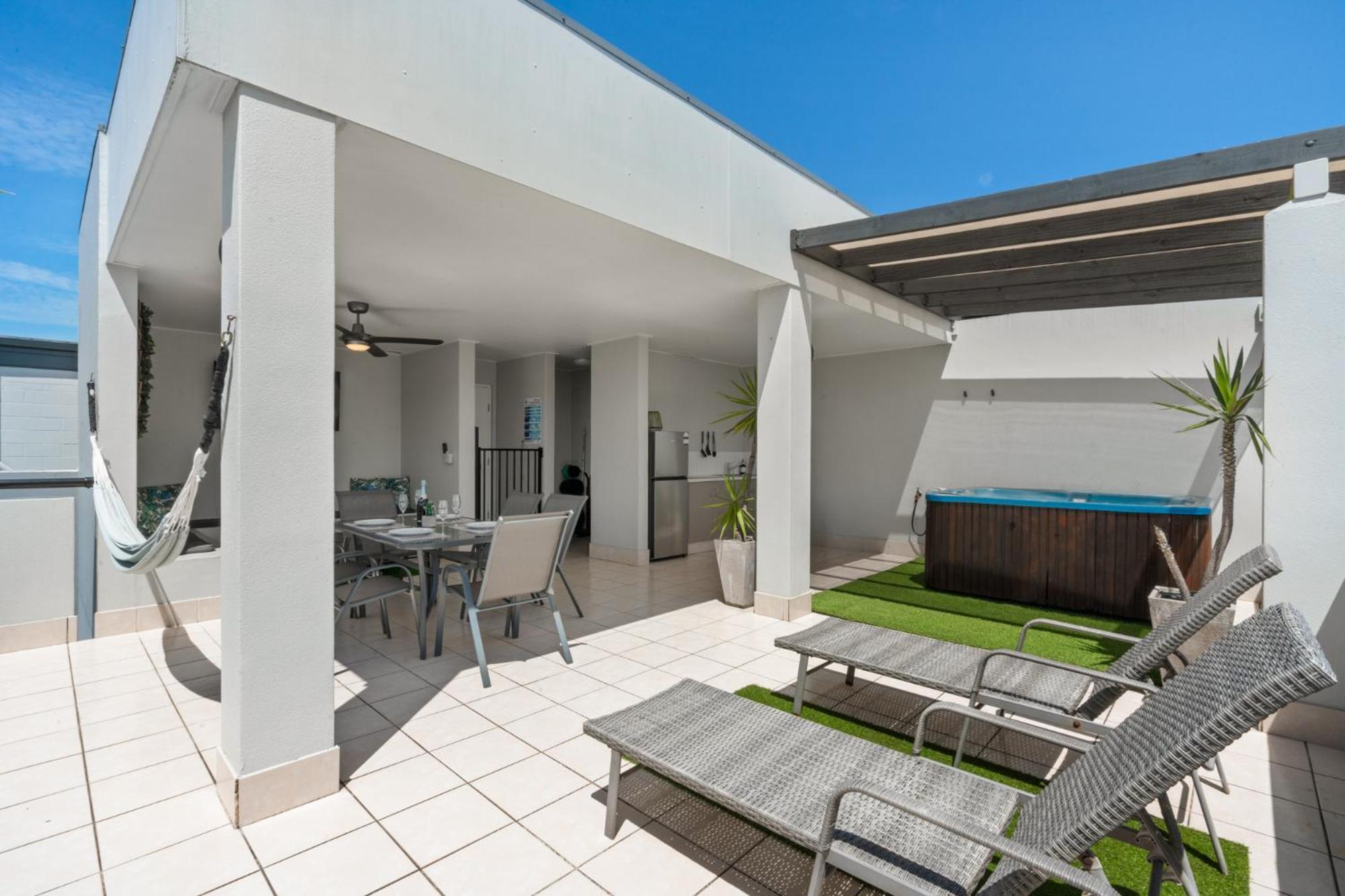 Apartment Penthouse - Private Rooftop Outdoor Gym, & Tv Area With Sunset & Mountain Views Cairns