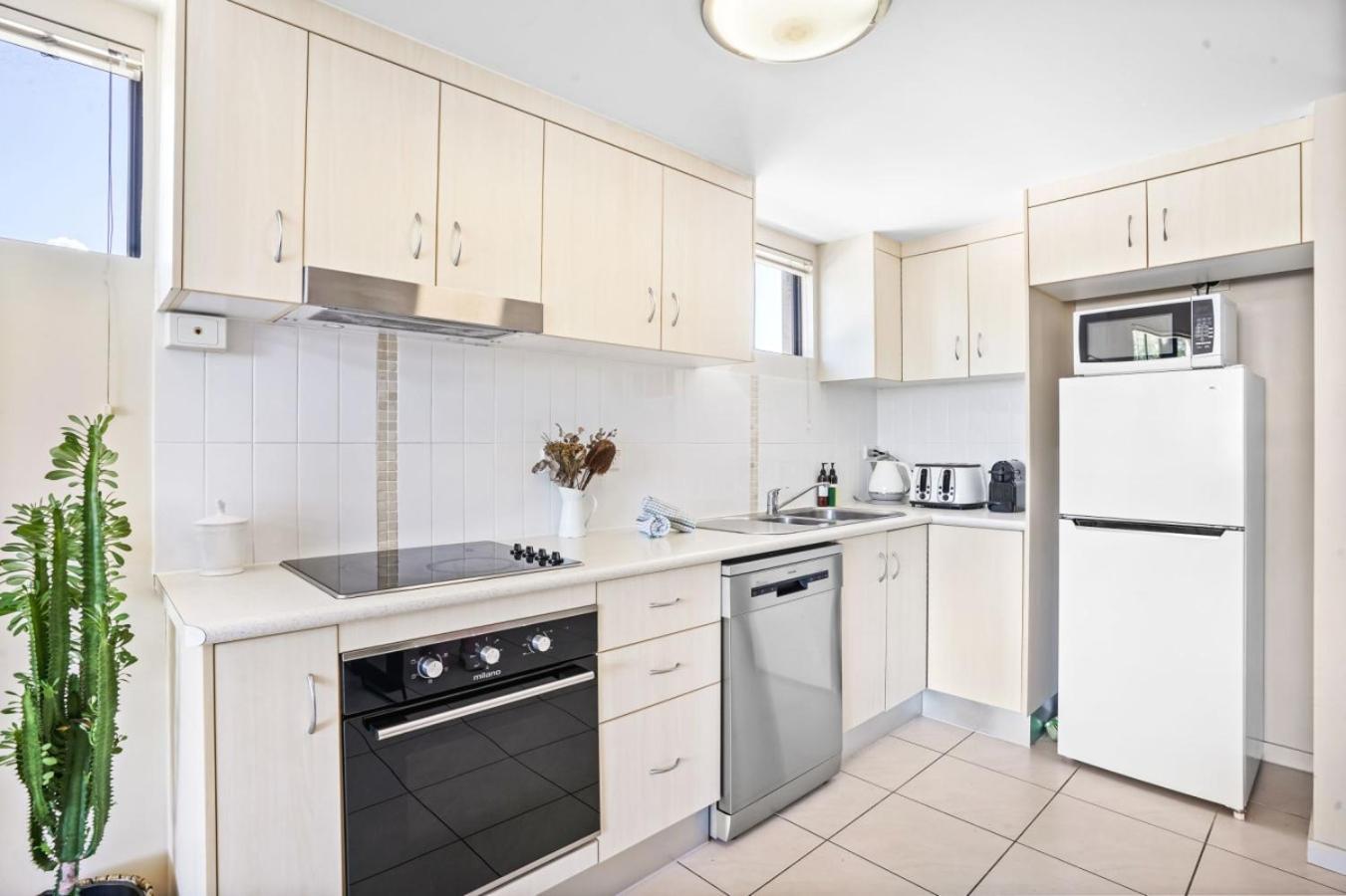 Apartment Seabreeze Loft- 2km To Centre. 4km To Airport *