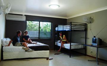 Hotel Work And Play Backpackers Cairns