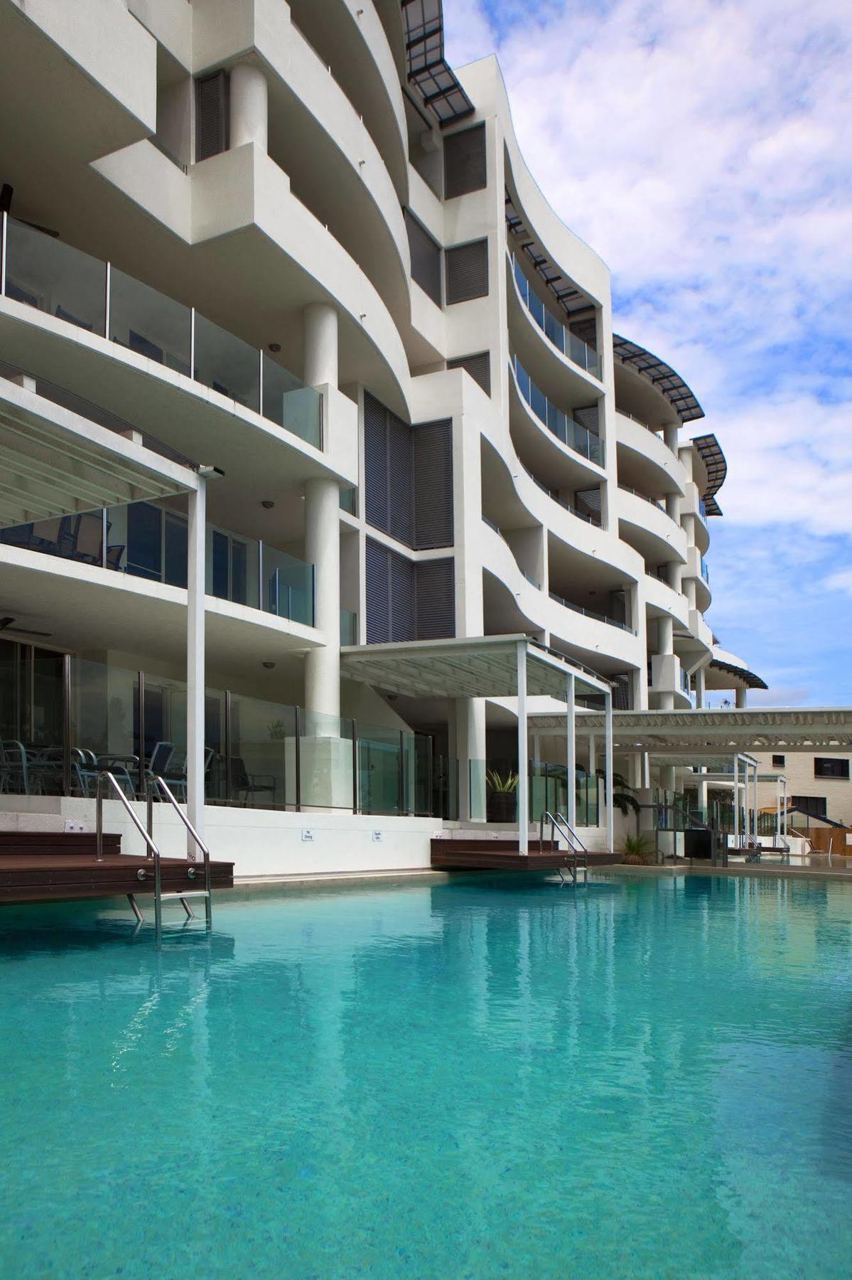 Waters Edge Aparthotel 5*