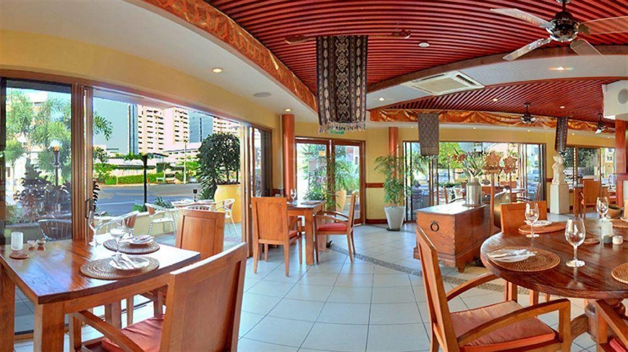 Bay Village Tropical Retreat & Aparthotel Cairns