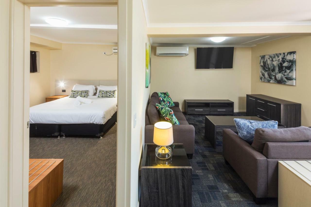 Hotel Nightcap At Balaclava Cairns