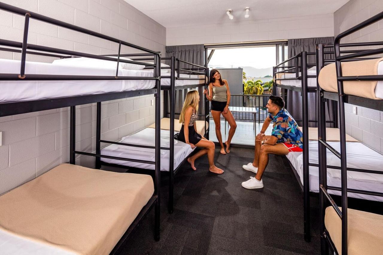 Hostel Gilligan's & *