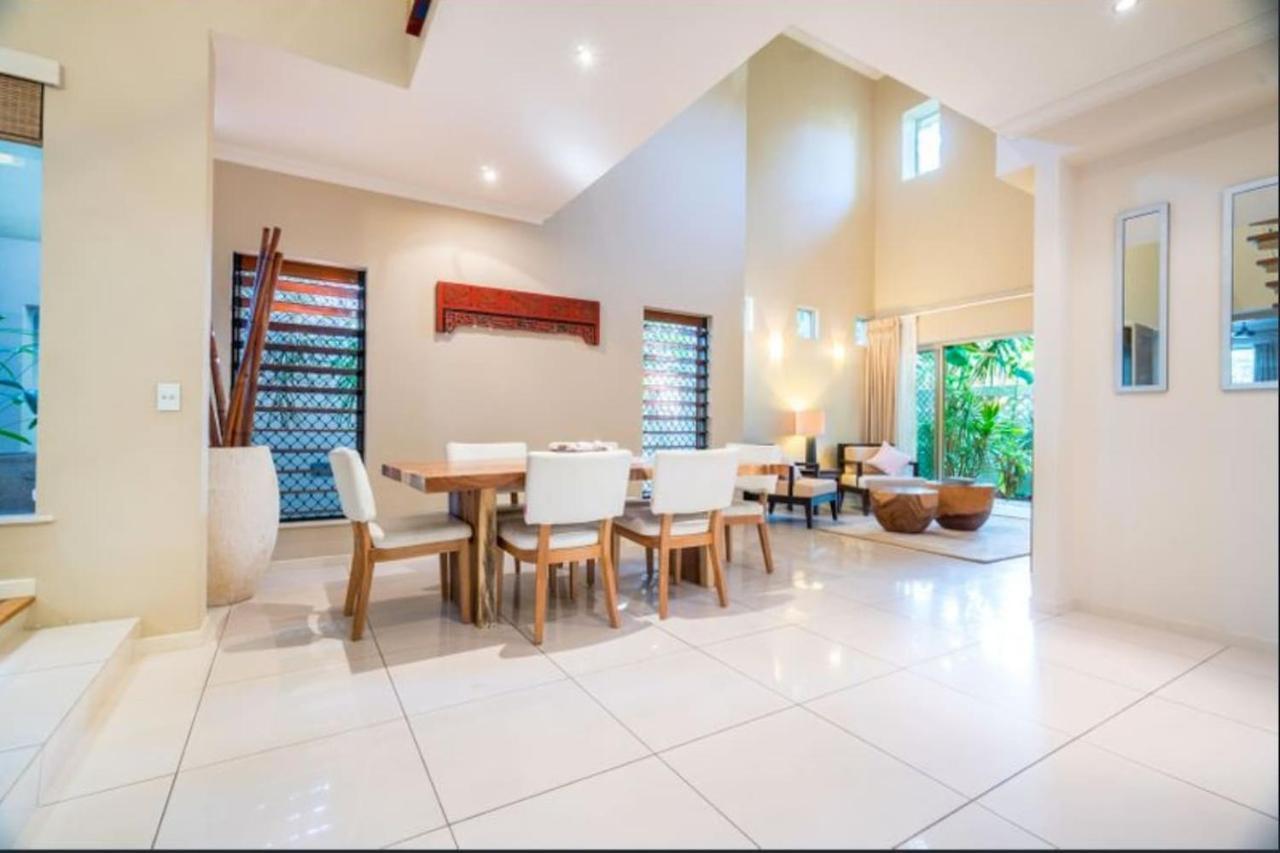 Living With Private Pool Sleeps 8 Villa Cairns