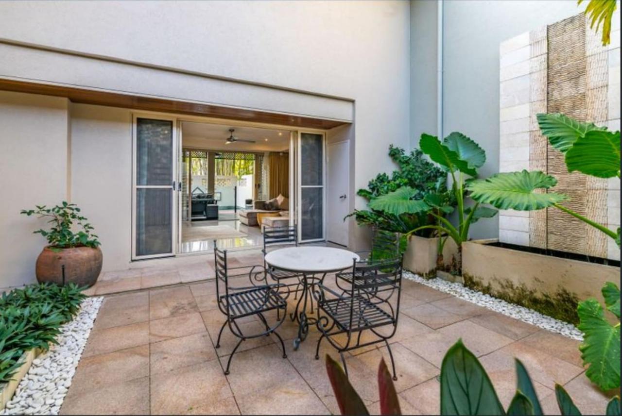 Living With Private Pool Sleeps 8 Villa Cairns