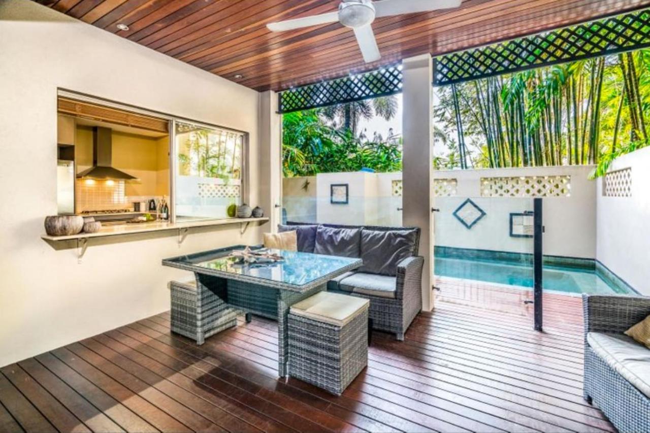 Living With Private Pool Sleeps 8 Villa Cairns