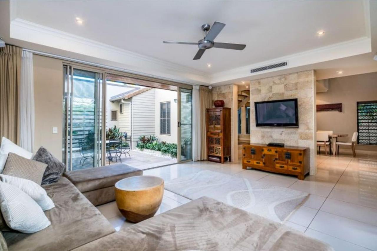 Villa Living With Private Pool Sleeps 8 Cairns