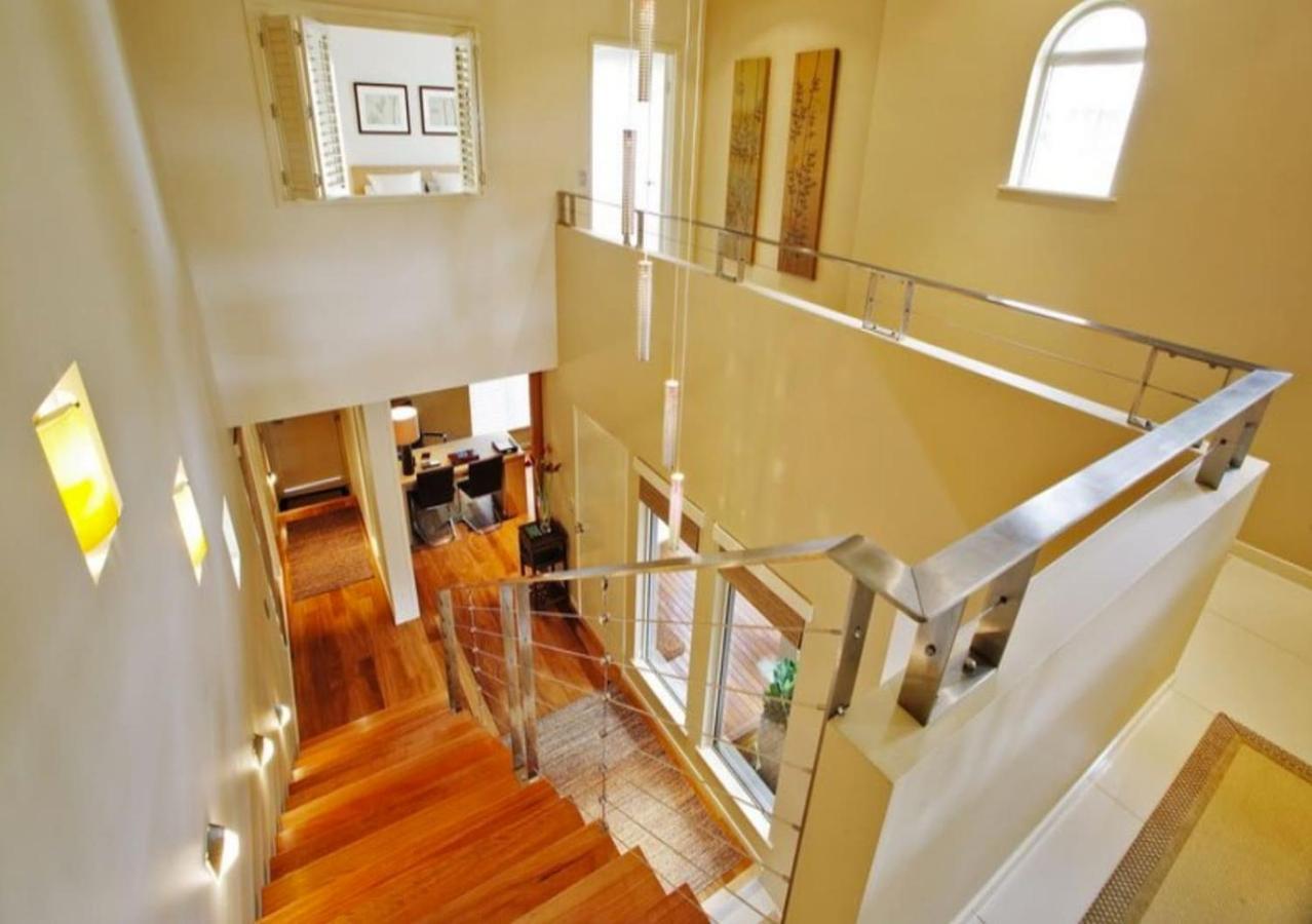 Living With Private Pool Sleeps 8 Cairns