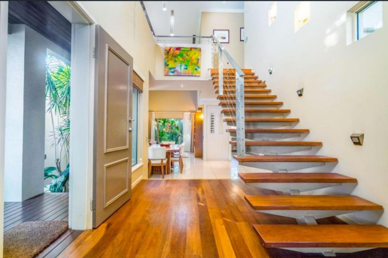 Living With Private Pool Sleeps 8 * Cairns