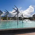 Luxury Pool Side Apartment In Beachfront Resort