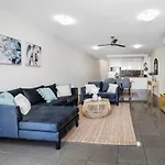 Pool View City Centre Apartment 202