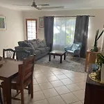 City Centre, Tropical Home, Minutes Walk To Shops.
