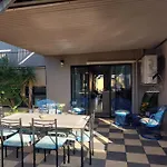 City Centre, Tropical Home, Minutes Walk To Shops.