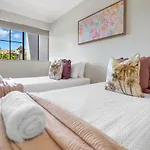 City Lights- Spacious Apartment