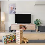 City Lights- Spacious Apartment